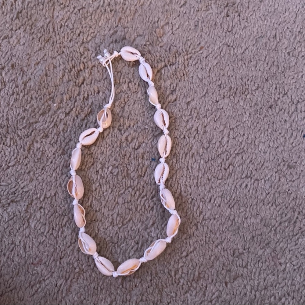 new never worn brandy melville shell necklace.